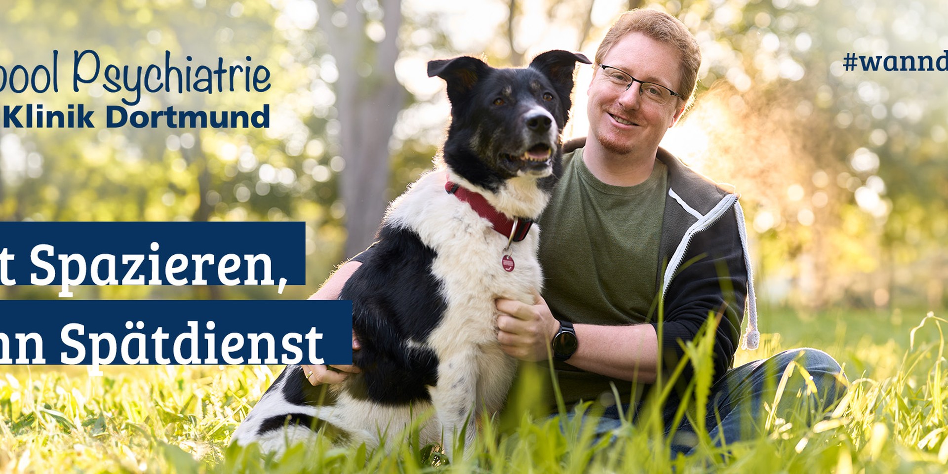 Ein Mann hält schützend seinen Hund fest und schaut in die Kamera.