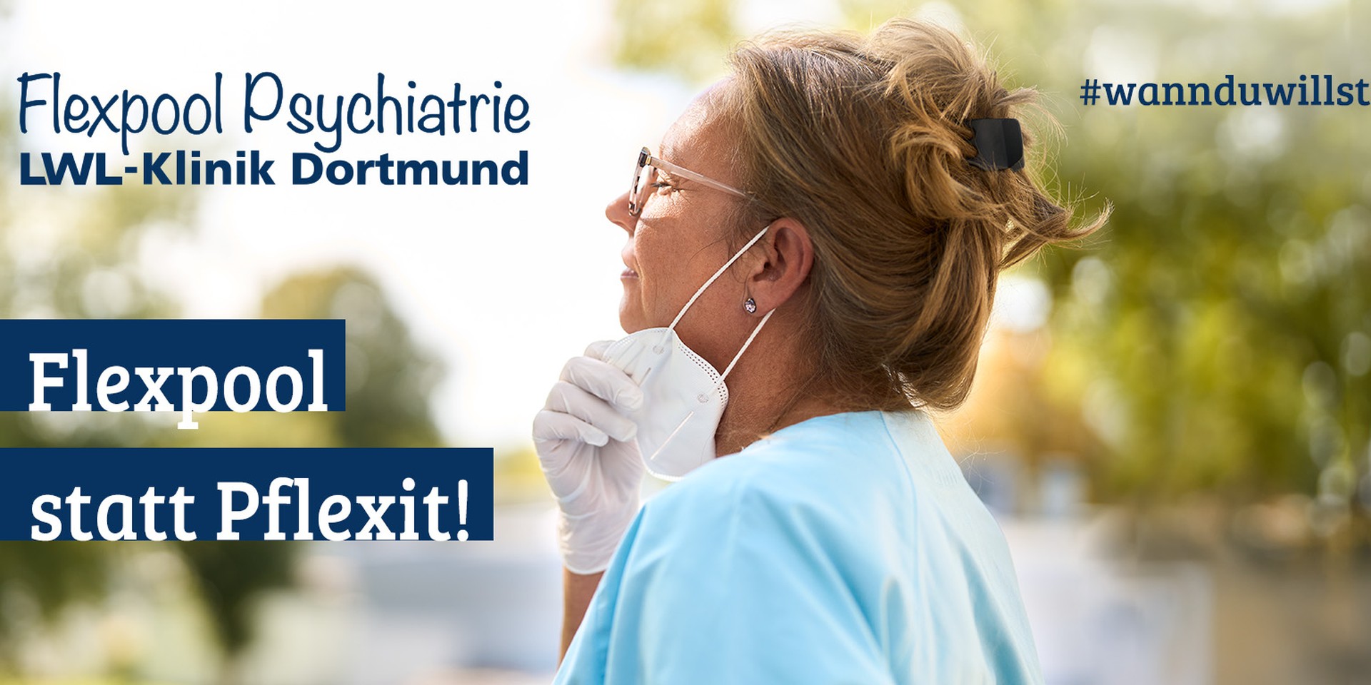Eine junge Frau mit Kind auf dem Arm