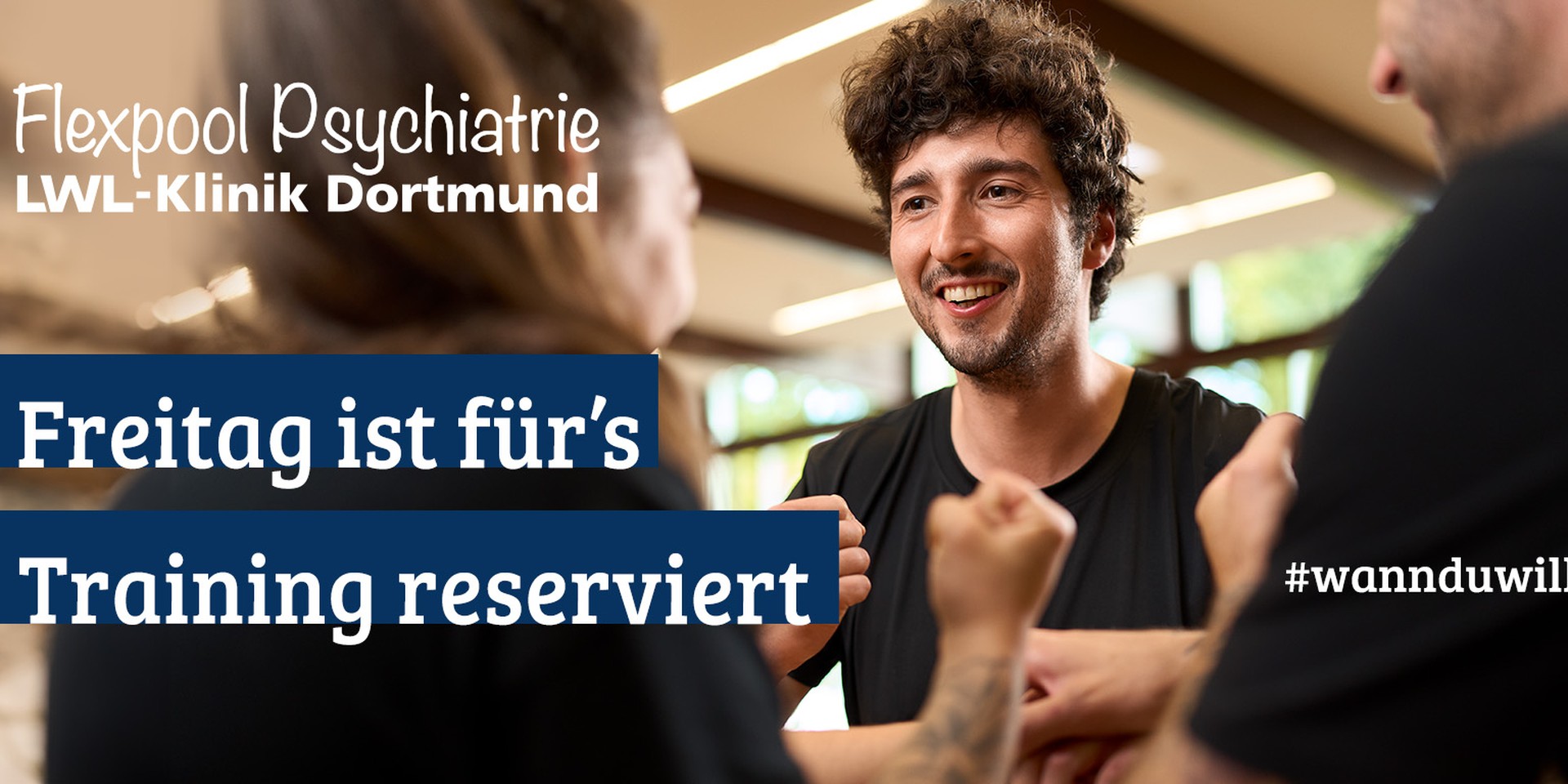 Eine junge Frau mit Kind auf dem Arm