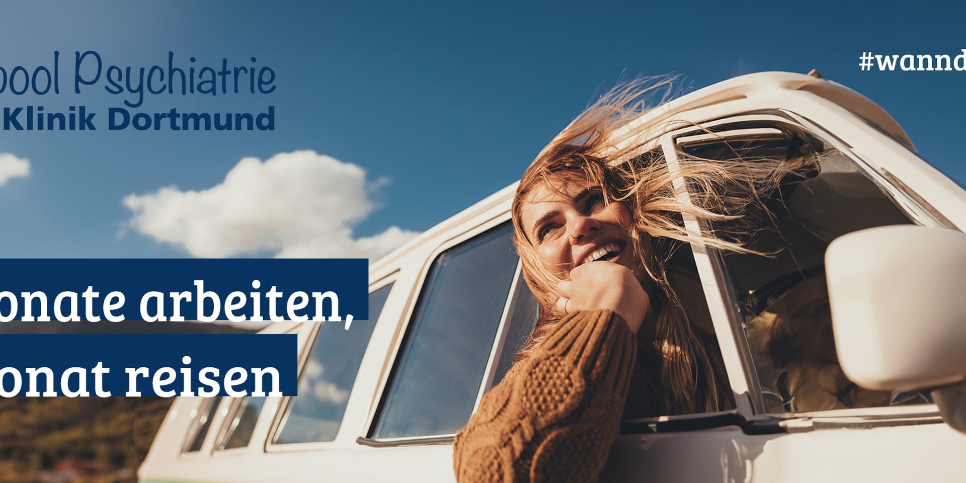 Eine junge Frau schaut aus dem Beifahrersitz eines Busses. Ihr Haare flattern im Wind.