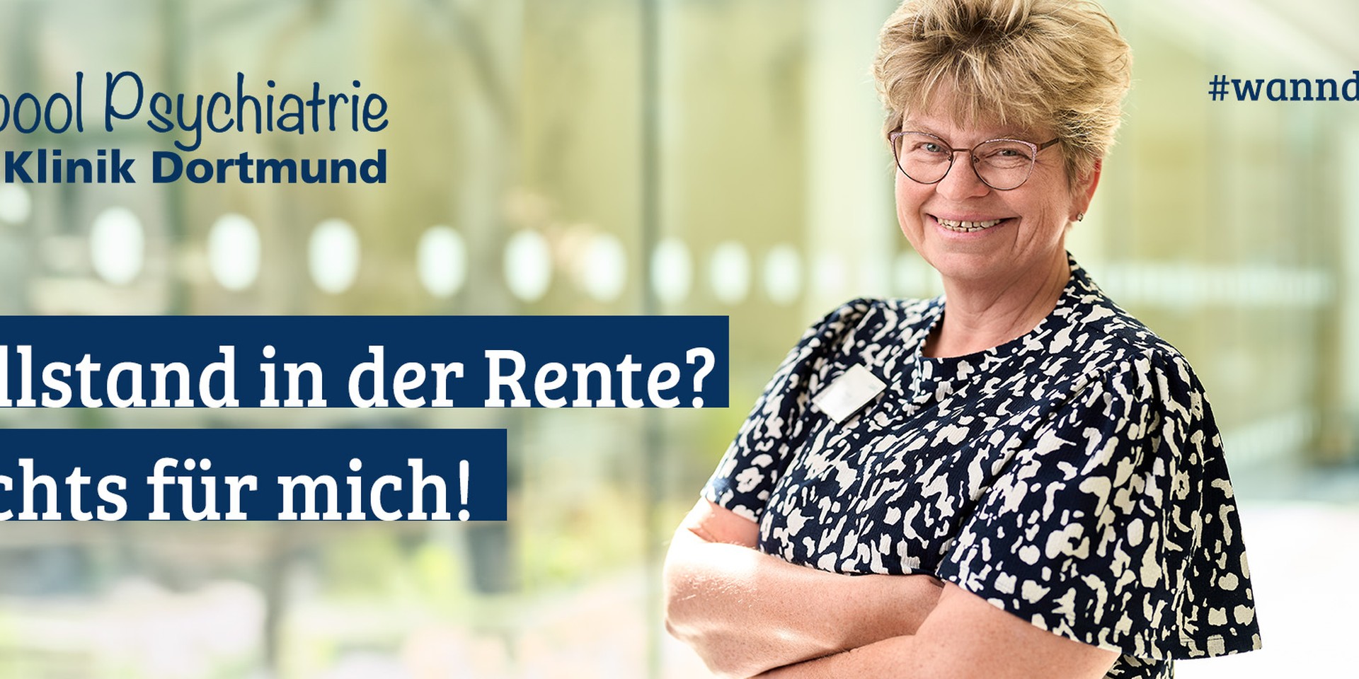 Eine Frau verschränkt die Arme und schaut lachend in die Kamera.