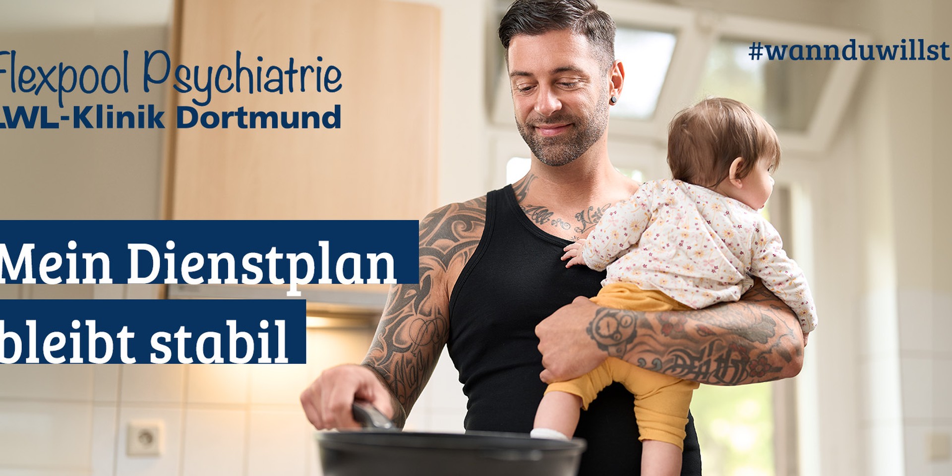 Eine junge Frau mit Kind auf dem Arm