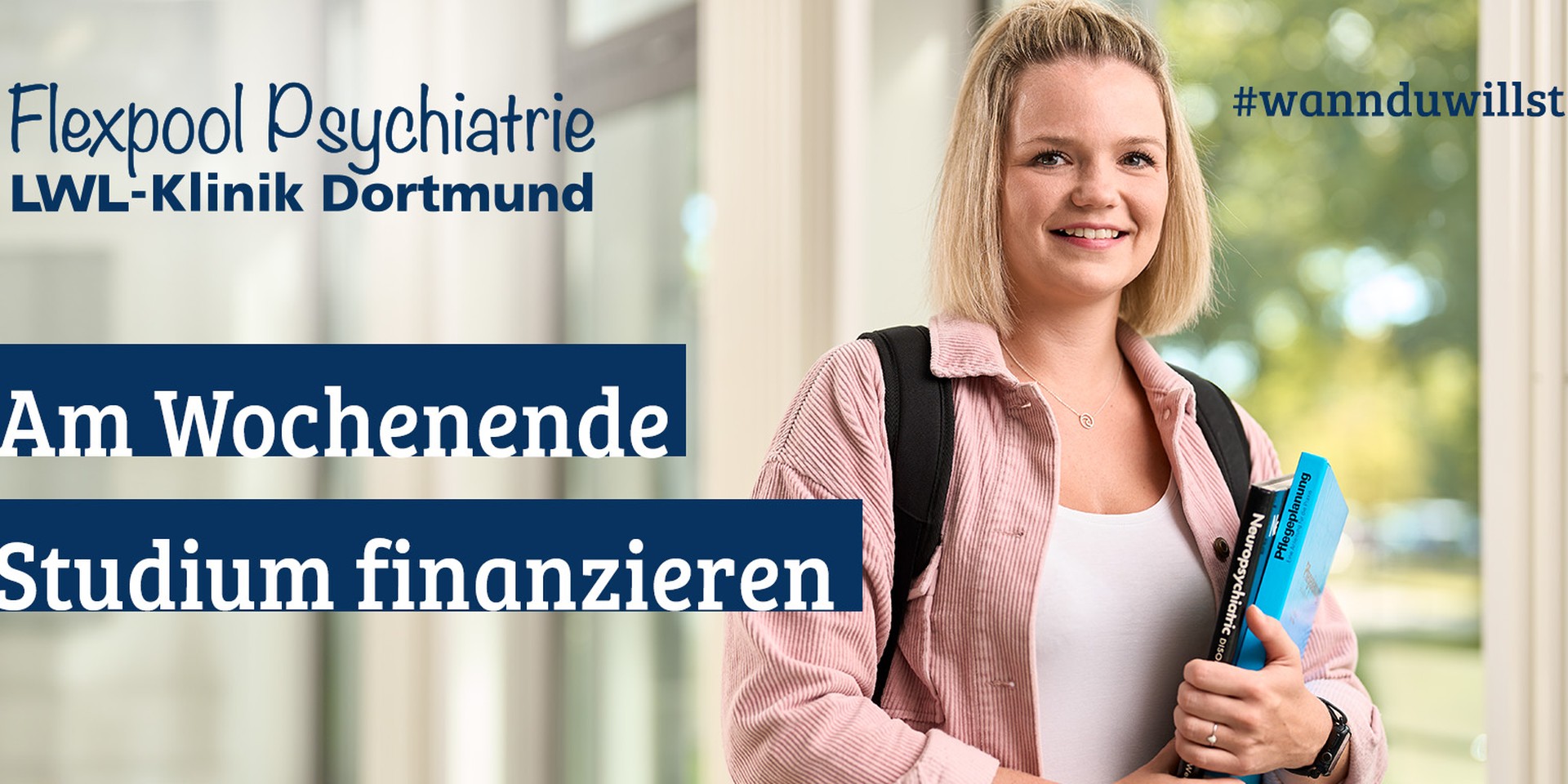 Eine junge Frau mit Kind auf dem Arm