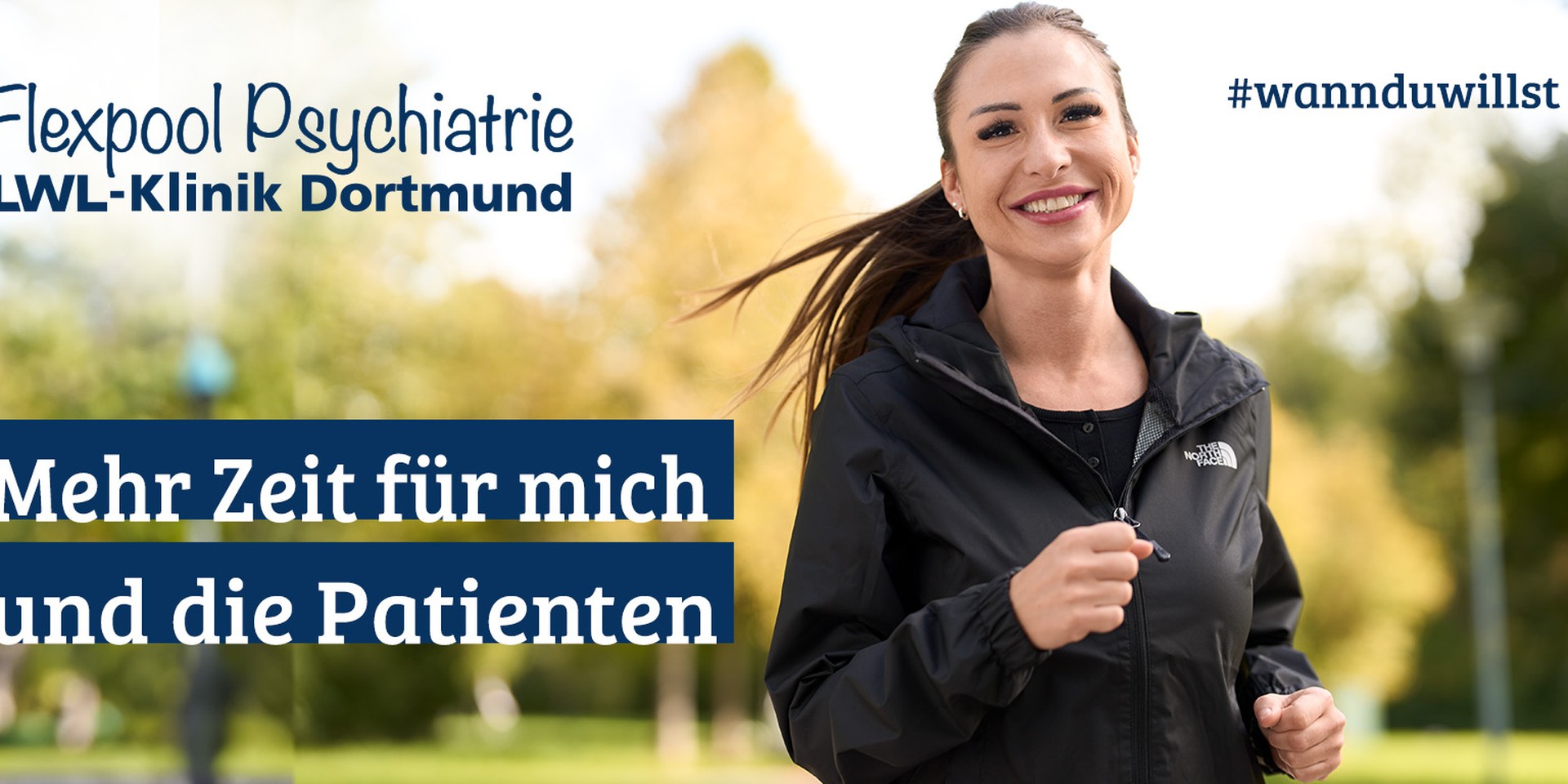Eine junge Frau mit Kind auf dem Arm