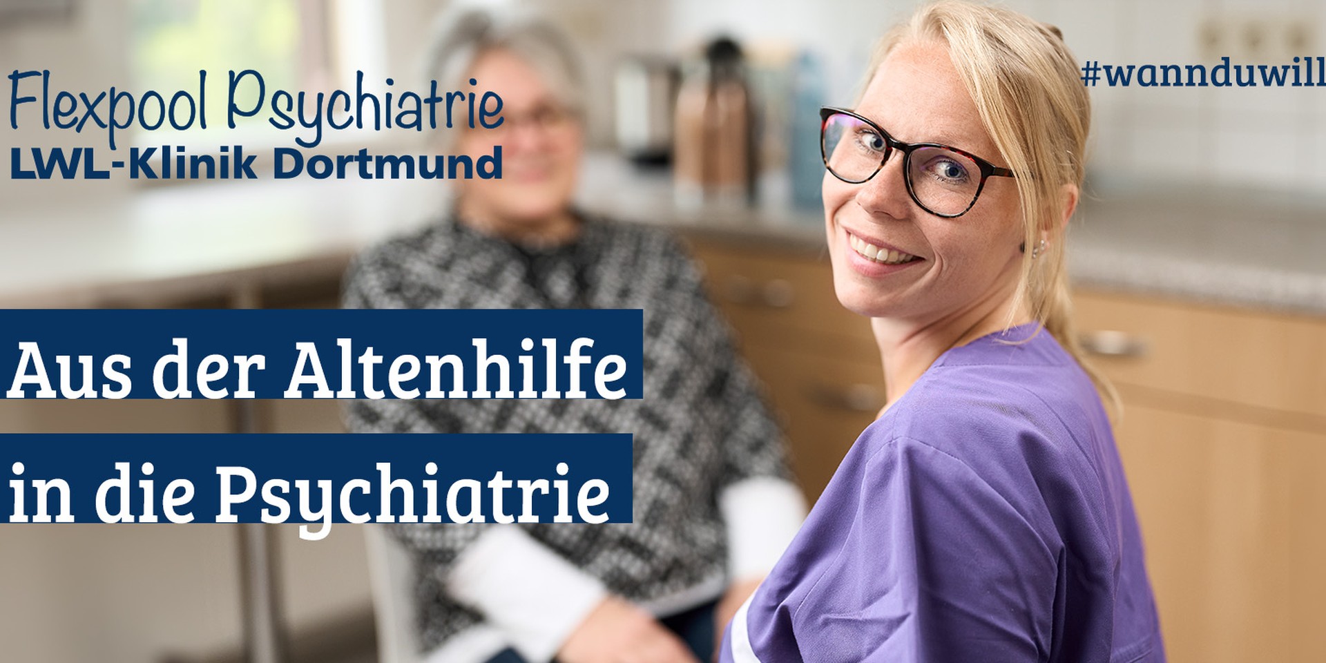 Eine junge Frau mit Kind auf dem Arm