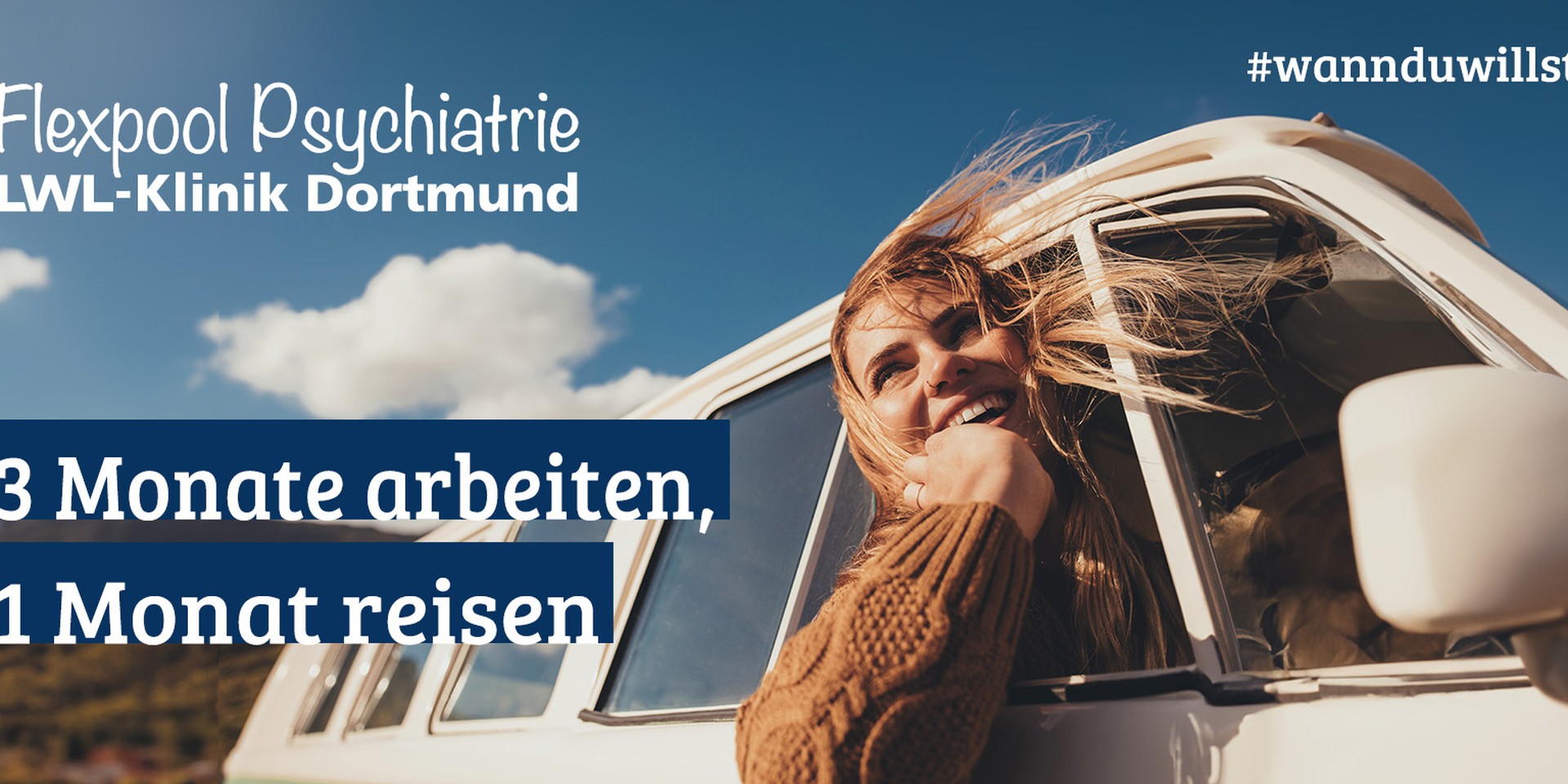 Eine junge Frau mit Kind auf dem Arm
