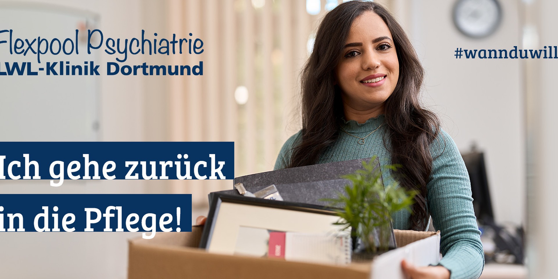 Eine junge Frau mit Kind auf dem Arm
