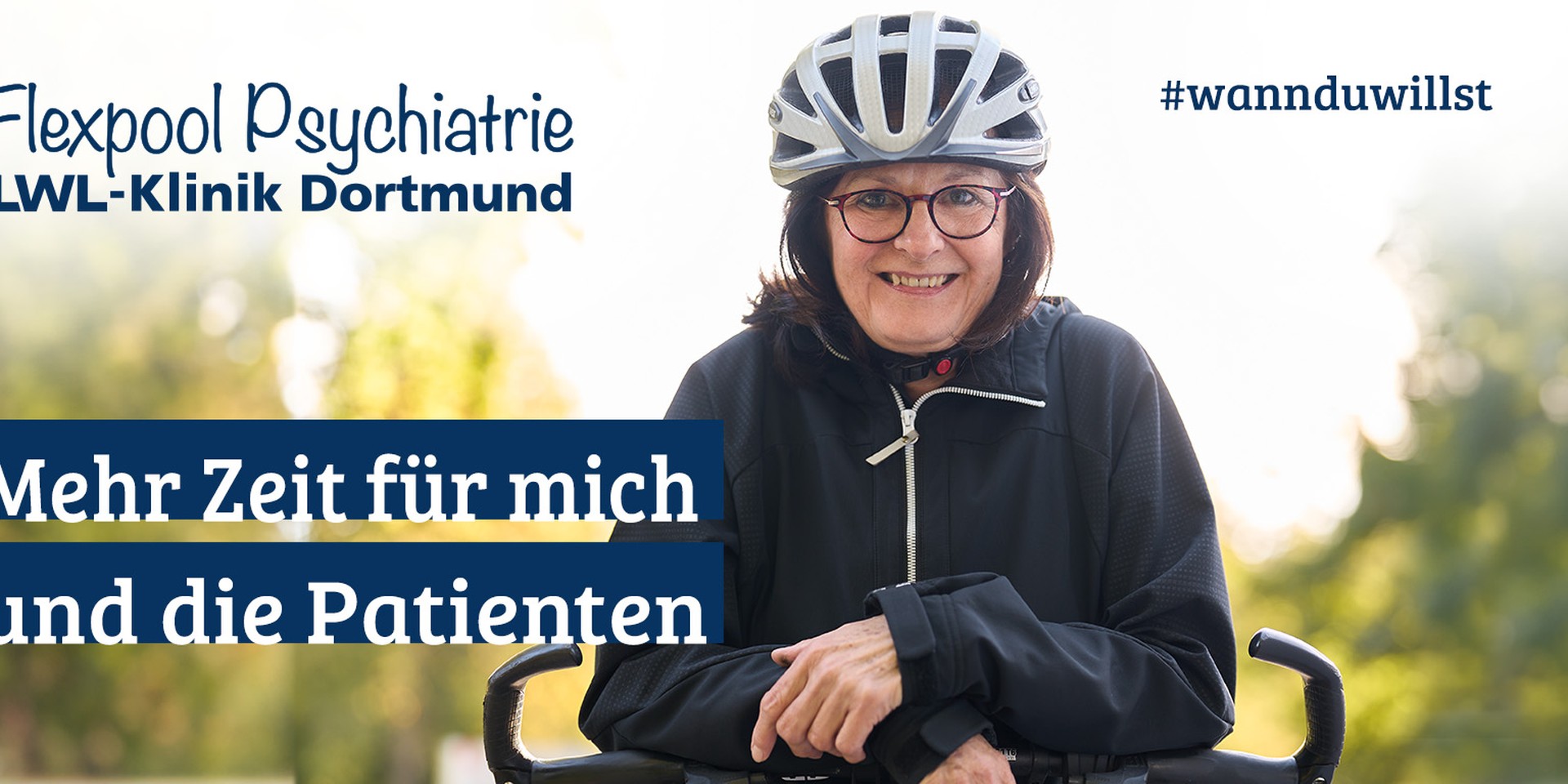 Eine junge Frau beugt sich über den Lenker ihres Fahrrads