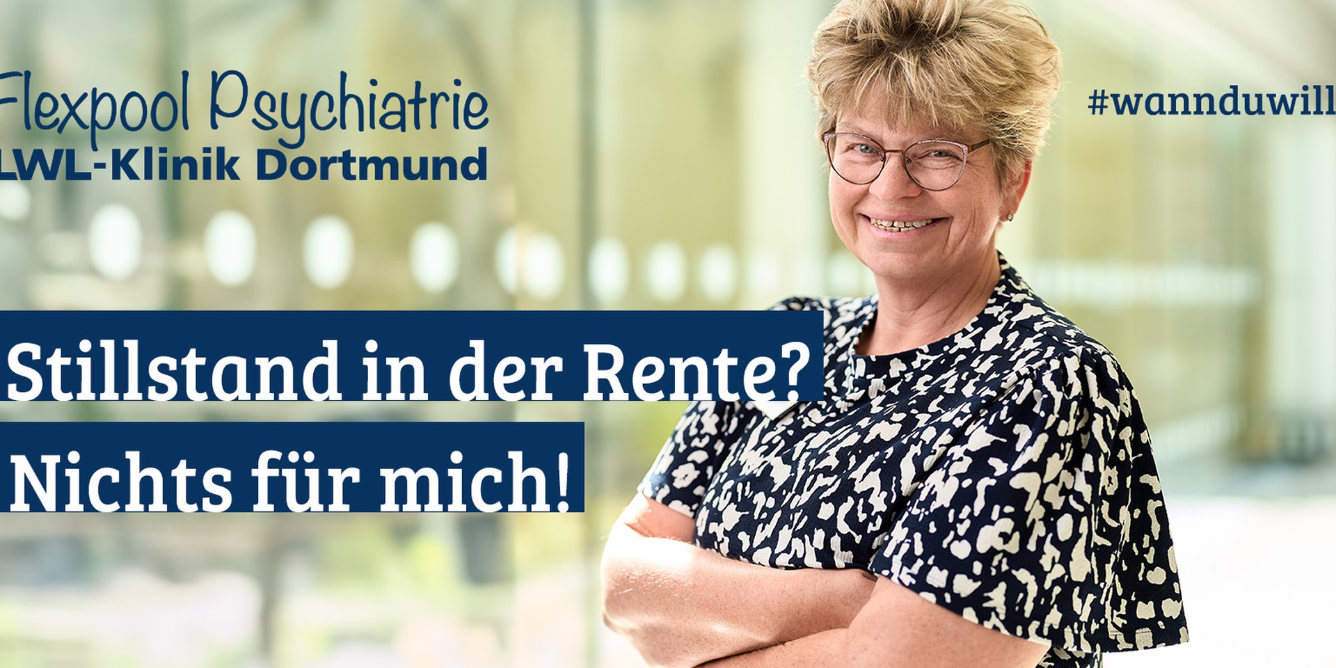 Eine junge Frau mit Kind auf dem Arm