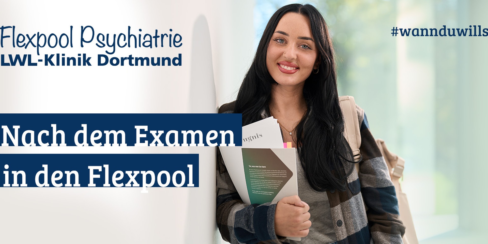 Eine junge Frau mit Kind auf dem Arm