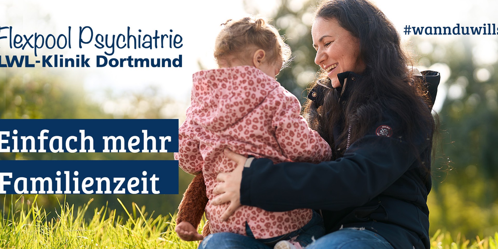 Eine junge Frau mit Kind auf dem Arm