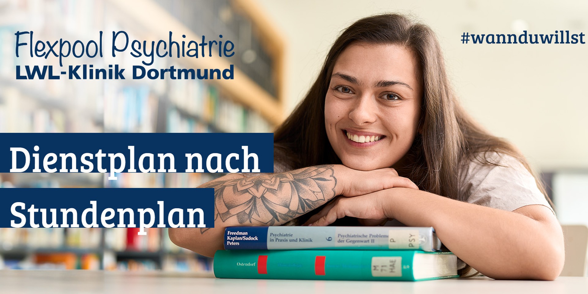 Eine junge Frau mit Kind auf dem Arm
