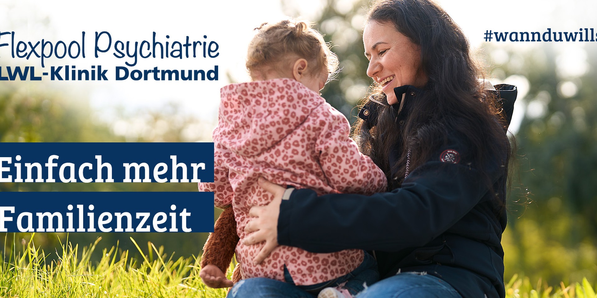 Eine junge Frau mit Kind auf dem Arm
