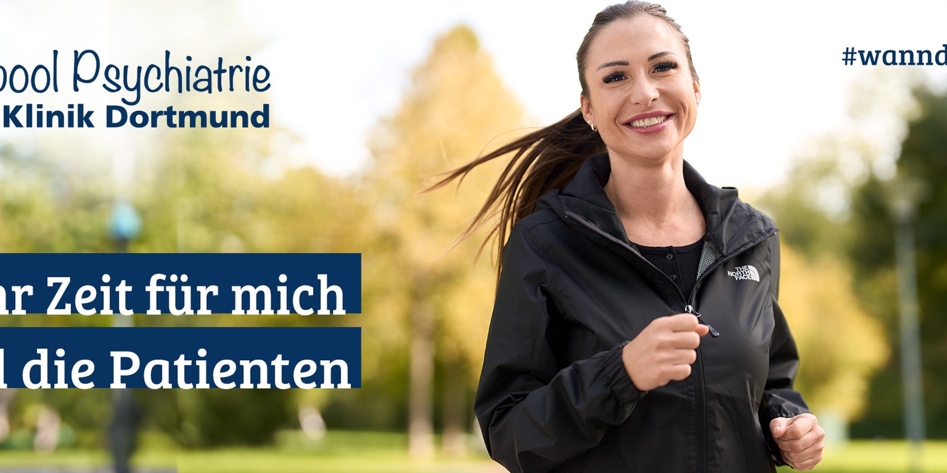 Eine junge Frau joggt.